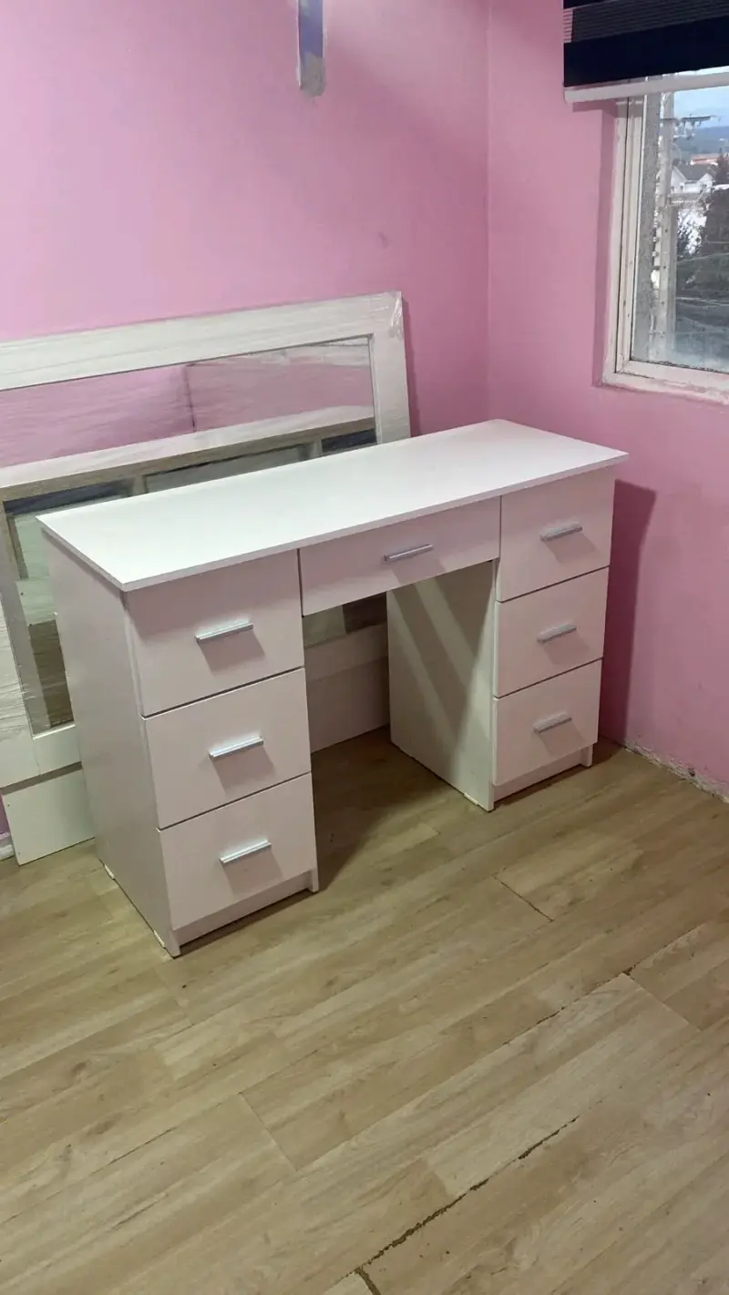 Escritorio blanco con cajones para oficina o dormitorio