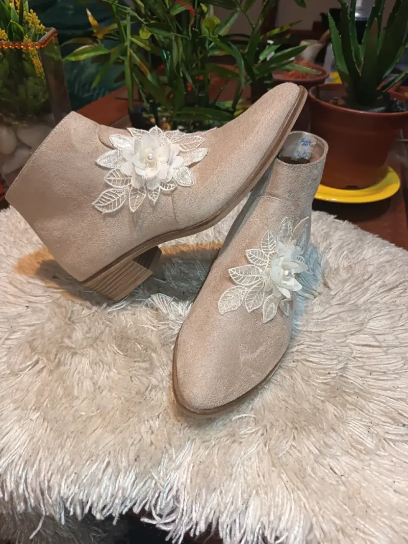 Botines beige con adorno floral