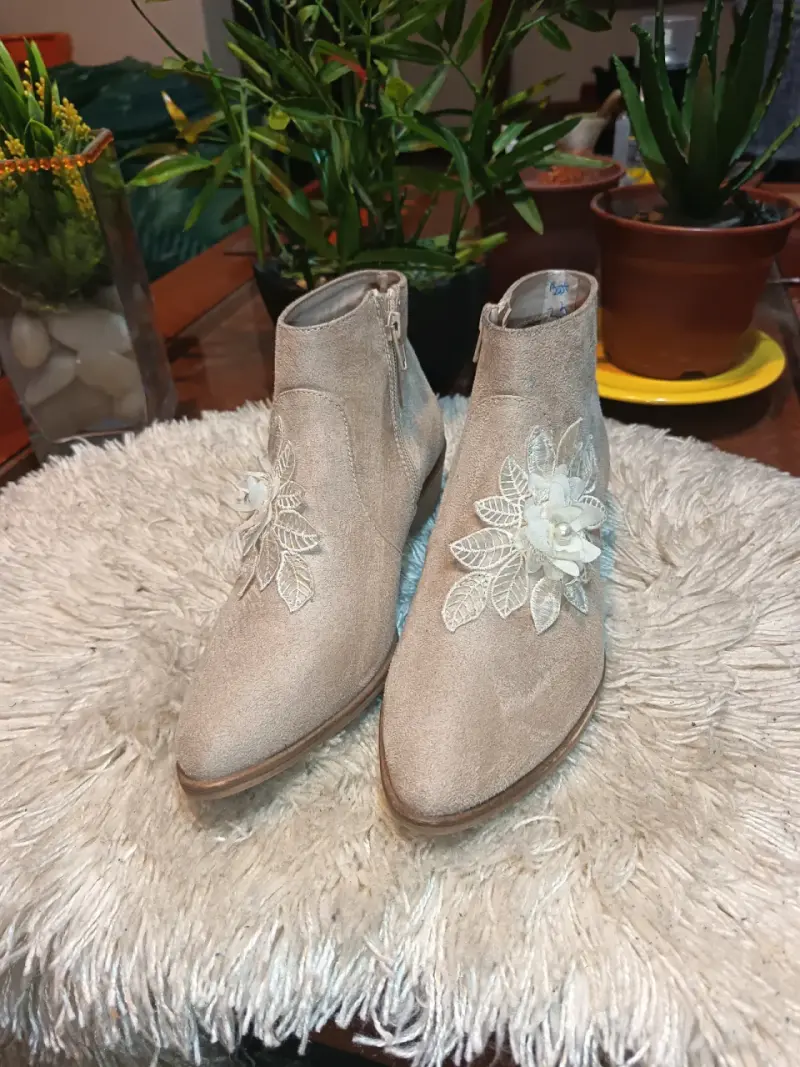 Botines beige con adorno floral - 2