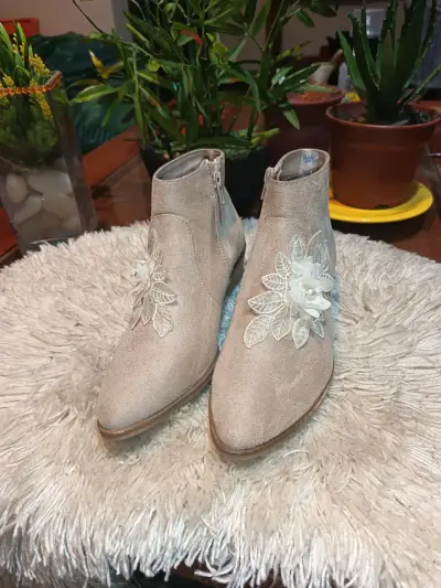 Botines beige con adorno floral - miniatura 2