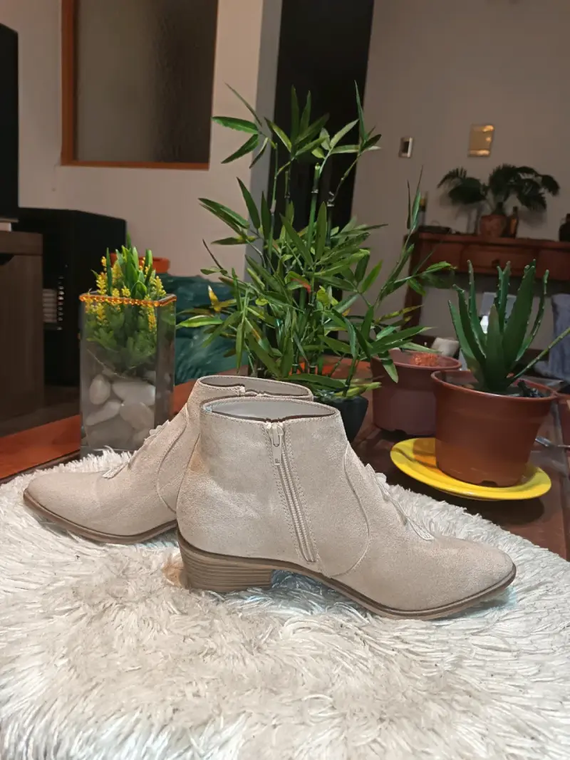 Botines beige con adorno floral - 3