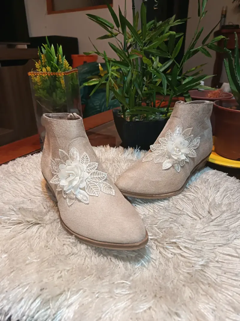 Botines beige con adorno floral - 4