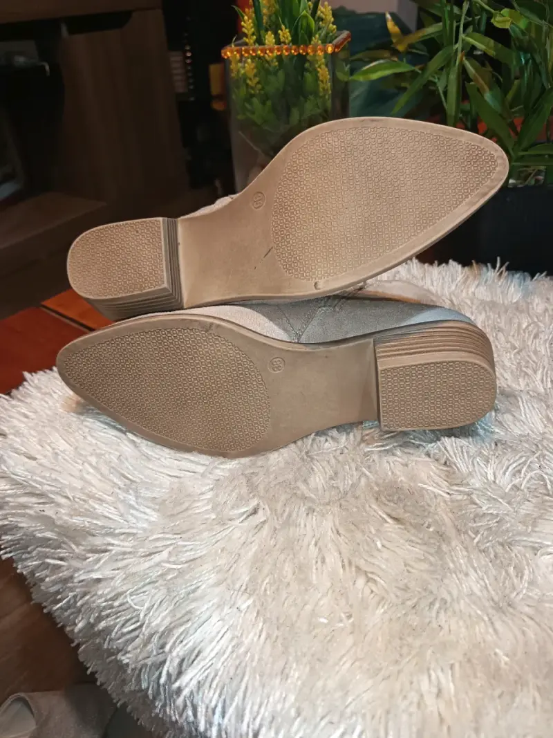 Botines beige con adorno floral - 5