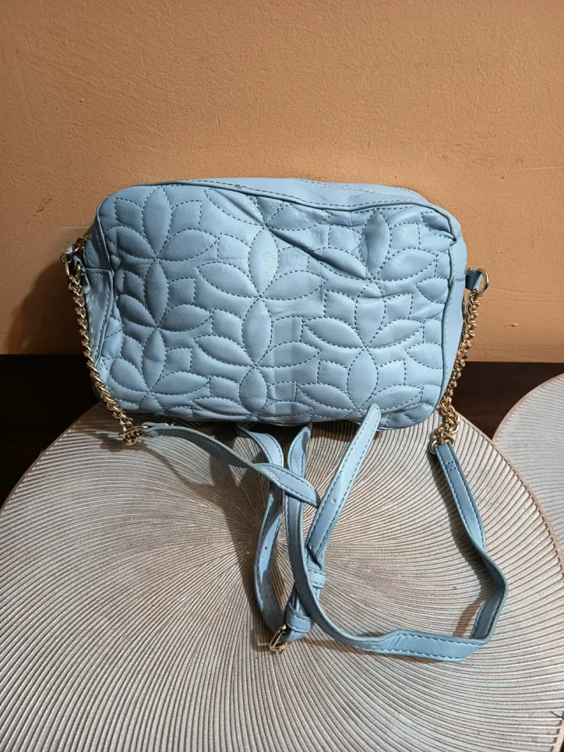 Cartera cruzada azul con diseño acolchado - 1