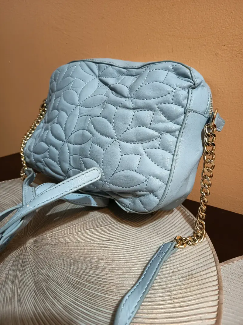 Cartera cruzada azul con diseño acolchado - 2