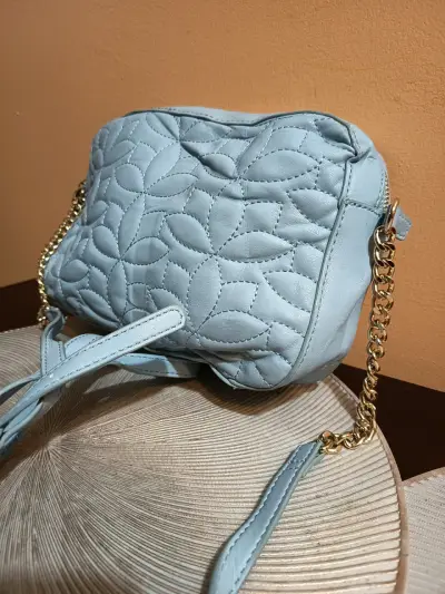 Cartera cruzada azul con diseño acolchado - miniatura 2