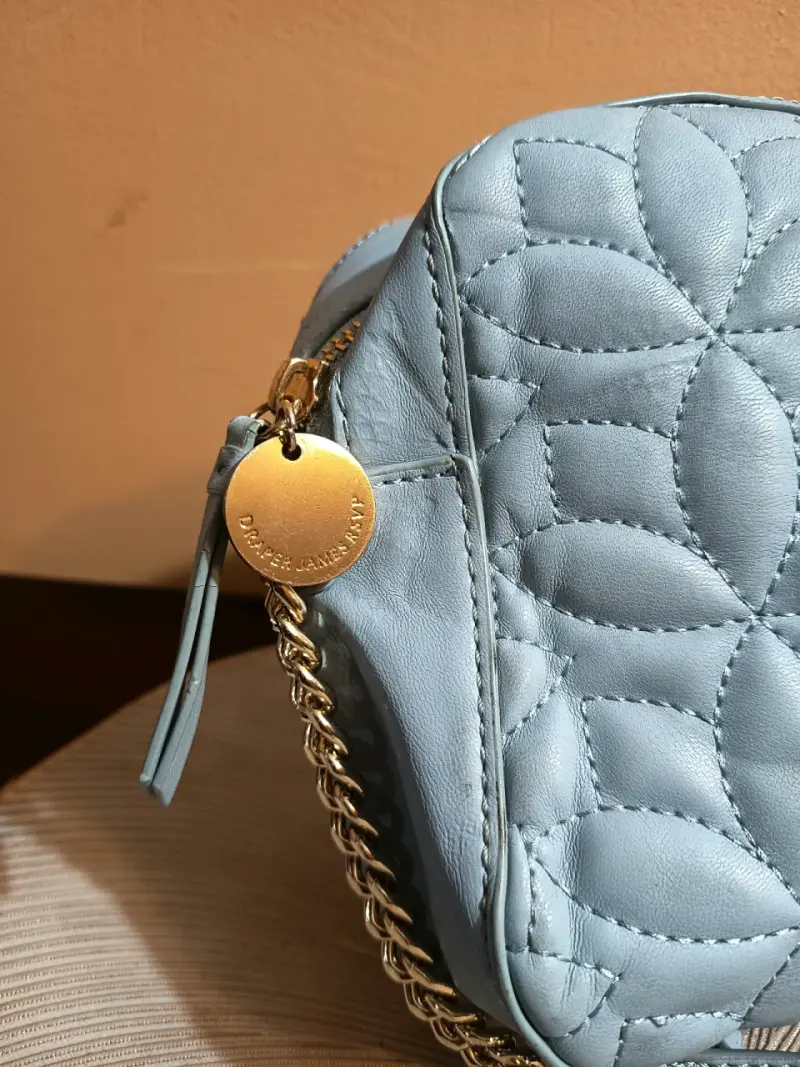 Cartera cruzada azul con diseño acolchado - 3