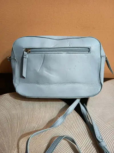 Cartera cruzada azul con diseño acolchado - miniatura 4