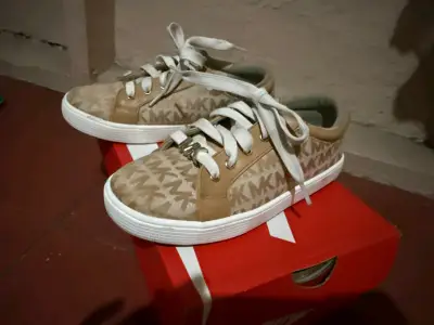 Zapatillas casuales beige con logo MK - miniatura 1