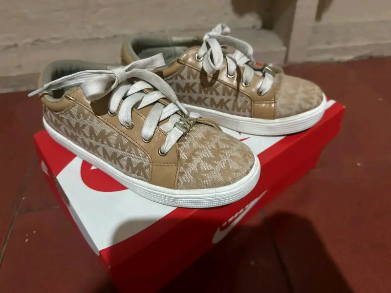 Zapatillas casuales beige con logo MK - 2