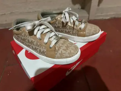 Zapatillas casuales beige con logo MK - miniatura 2