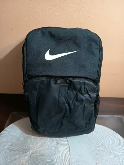 Mochila Nike negra con logo - miniatura 1