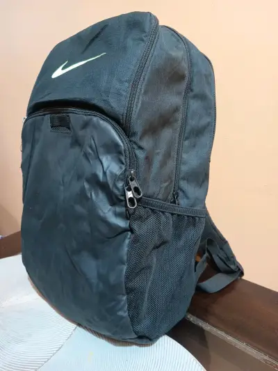 Mochila Nike negra con logo - miniatura 2