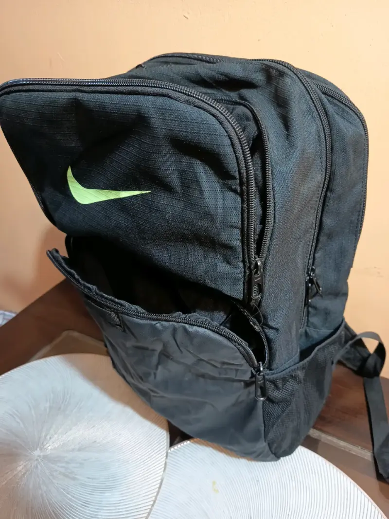 Mochila Nike negra con logo - 4