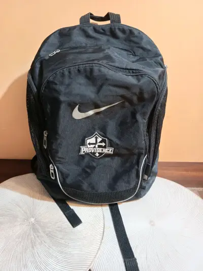 Mochila negra Nike con logo Providence - miniatura 1