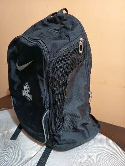 Mochila negra Nike con logo Providence - miniatura 2