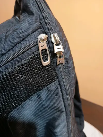 Mochila negra Nike con logo Providence - miniatura 6