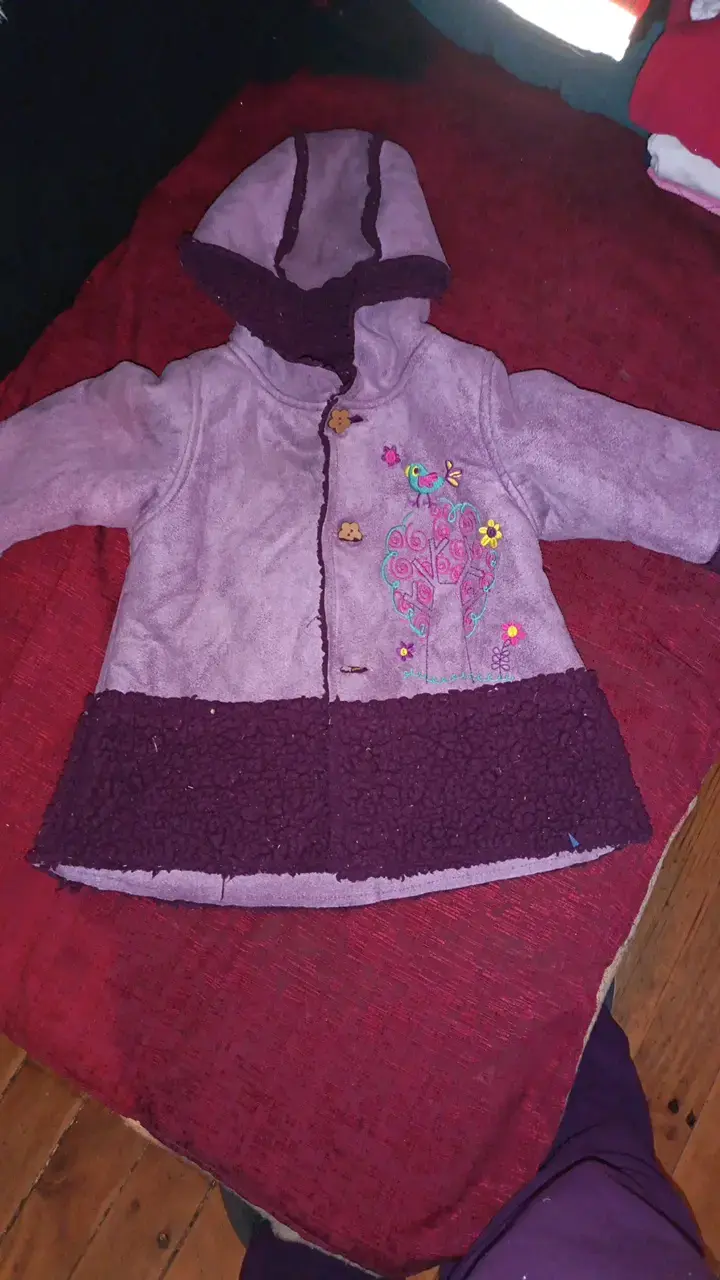 Abrigo infantil morado con capucha y bordado