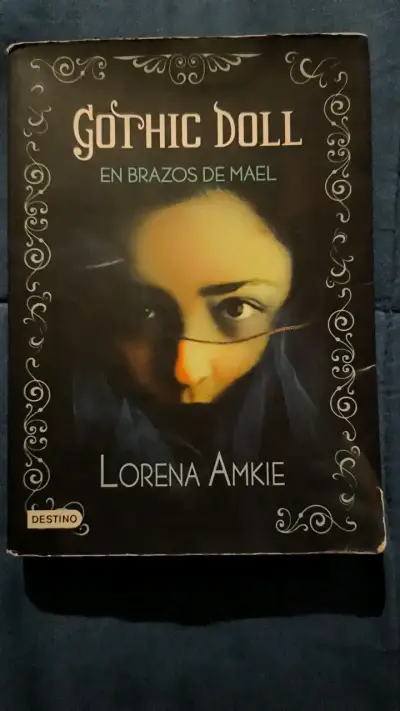 Gothic Doll En Brazos De Mael - miniatura 1