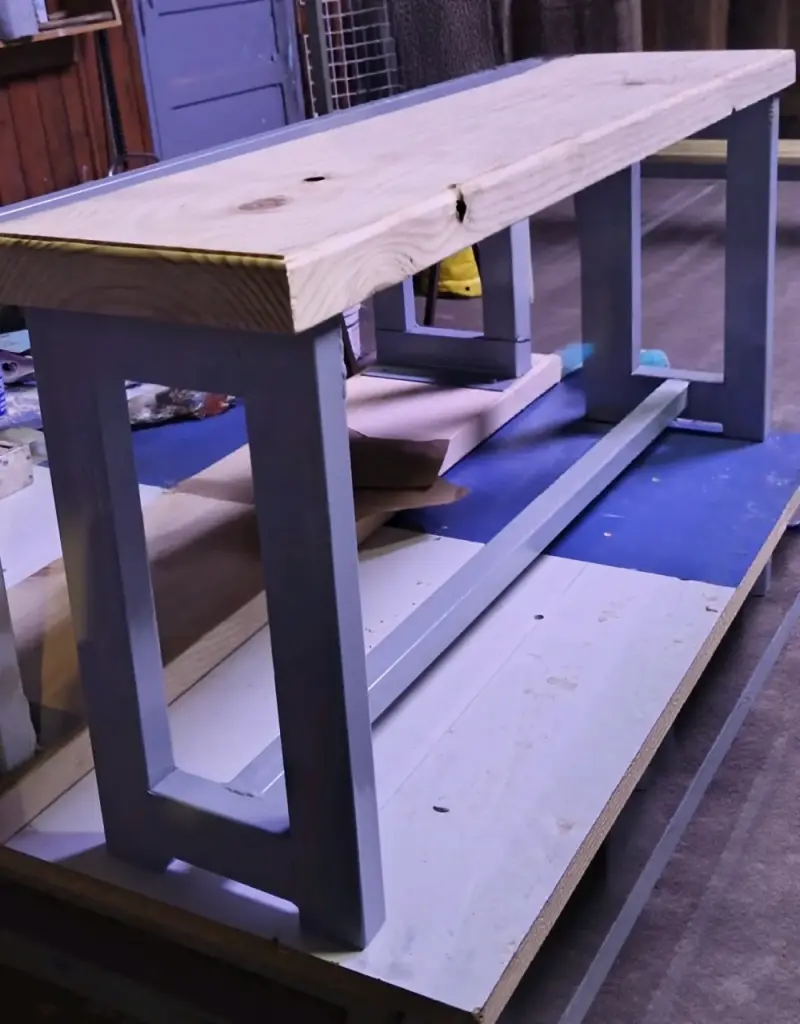 Banca de madera con estructura metálica - 1
