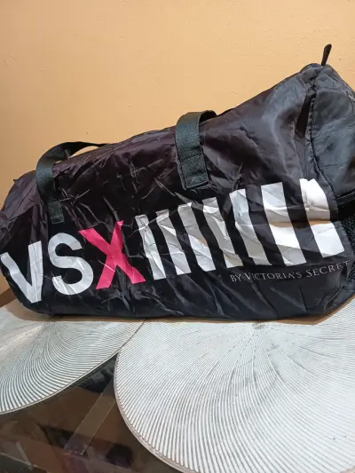 Bolso deportivo negro VSX de Victoria's Secret - miniatura 2