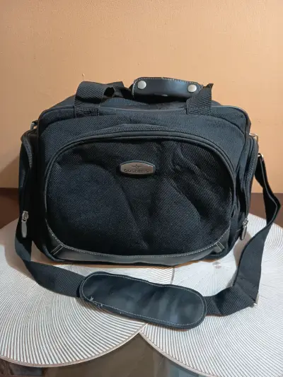 Bolso de viaje negro Dockers con correa ajustable - miniatura 1