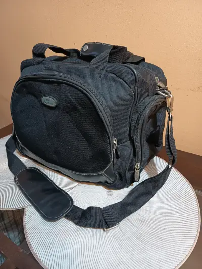 Bolso de viaje negro Dockers con correa ajustable - miniatura 2