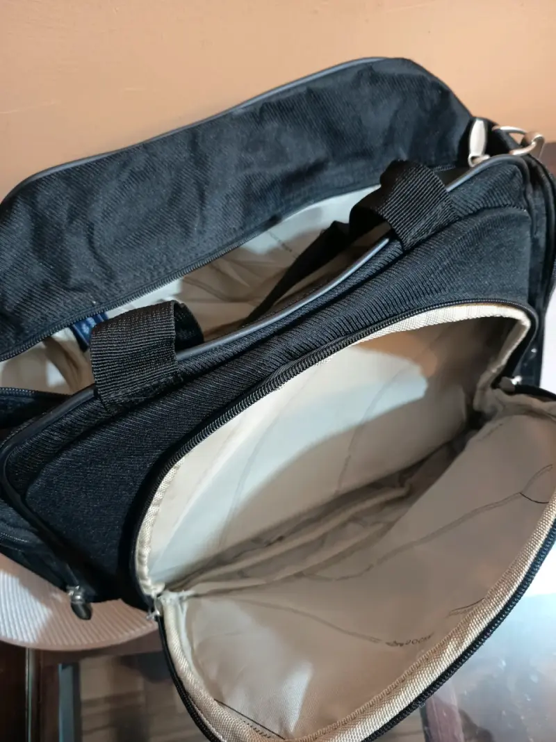 Bolso de viaje negro Dockers con correa ajustable - 5