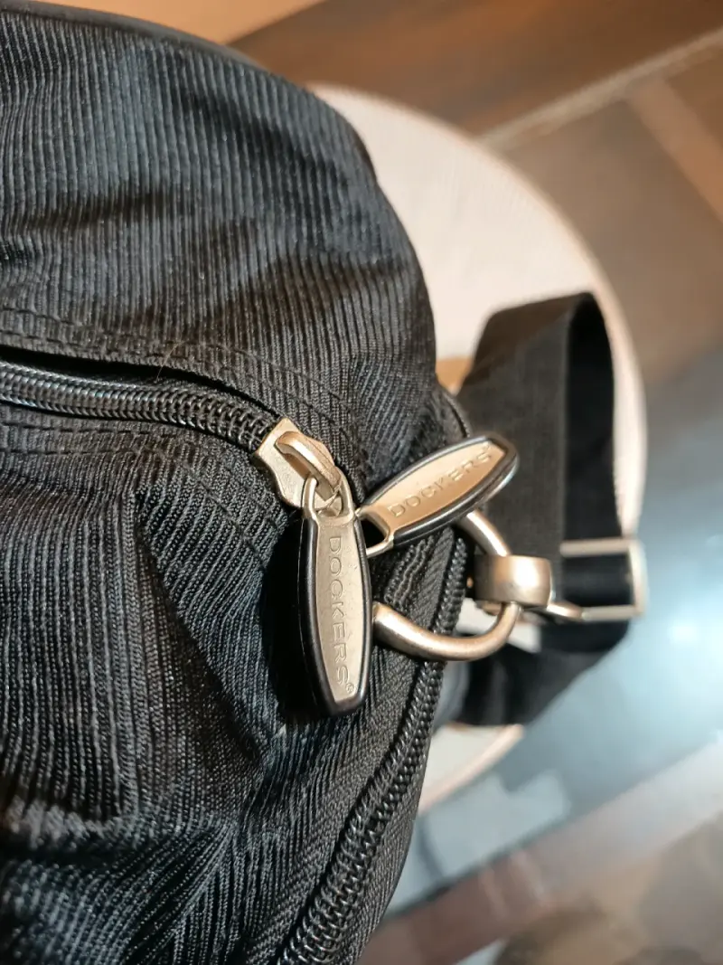 Bolso de viaje negro Dockers con correa ajustable - 6