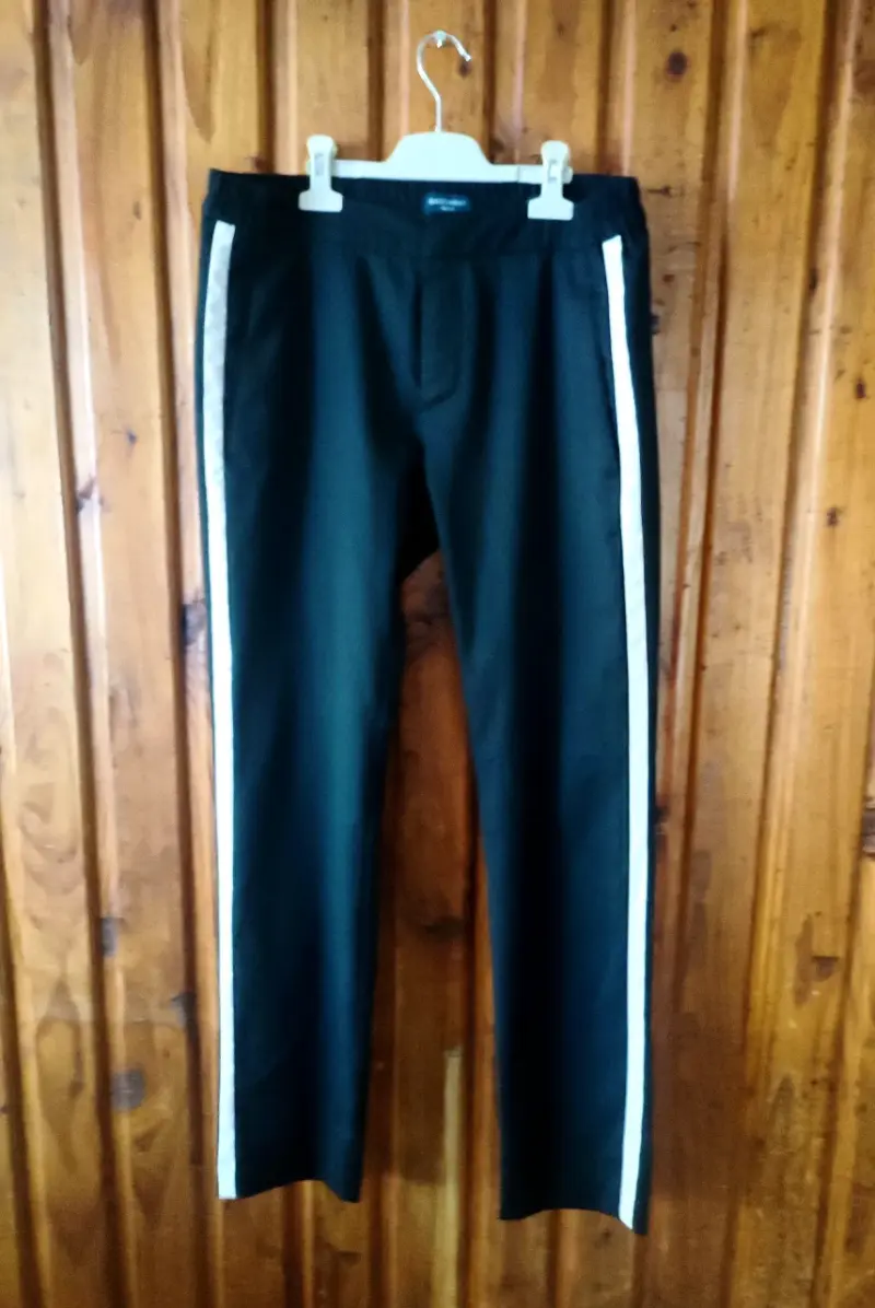 Pantalones negros con franjas blancas Basement - 2