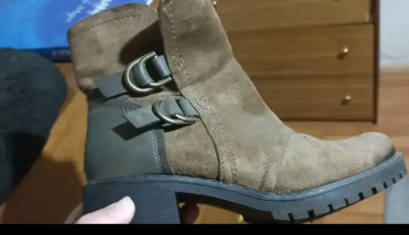Botines de gamuza marrón con hebillas