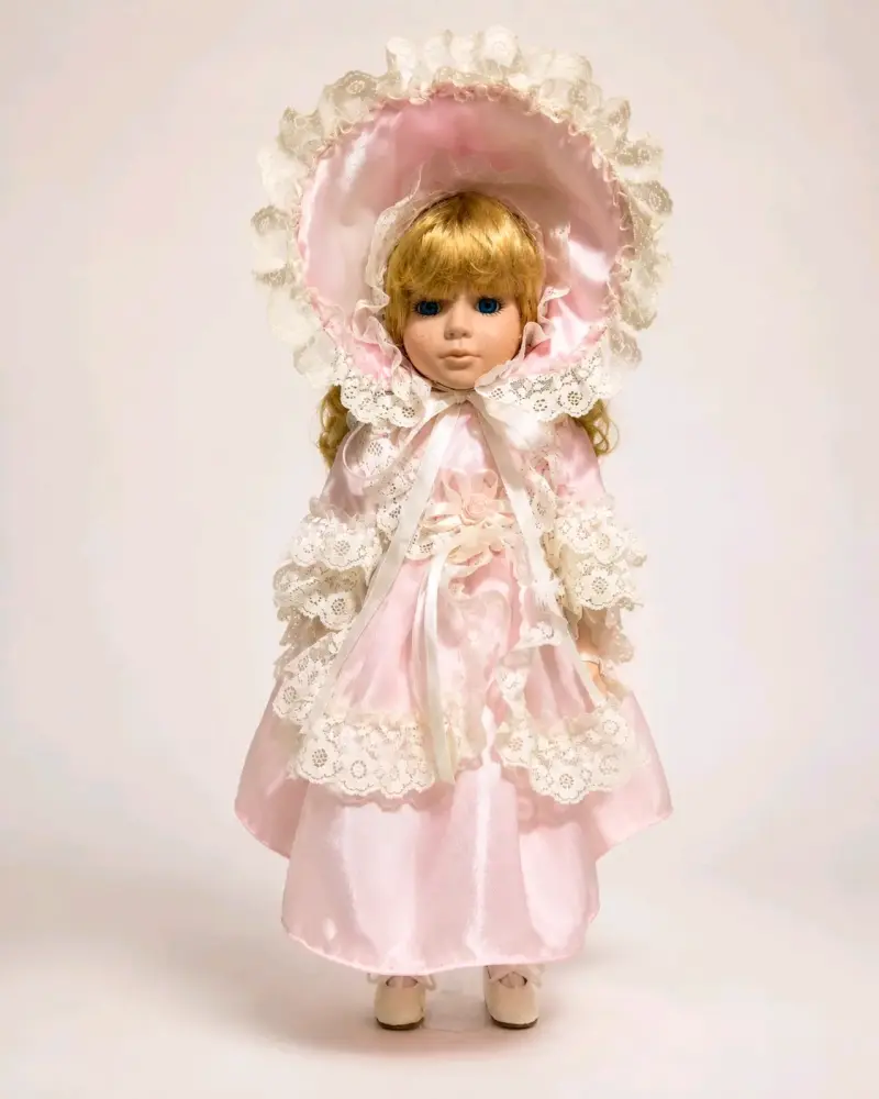 Muñeca de porcelana vintage con vestido rosa - 2