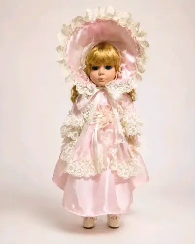 Muñeca de porcelana vintage con vestido rosa - miniatura 2
