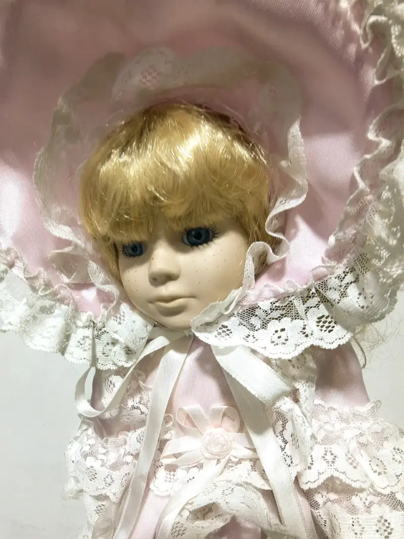 Muñeca de porcelana vintage con vestido rosa - 3
