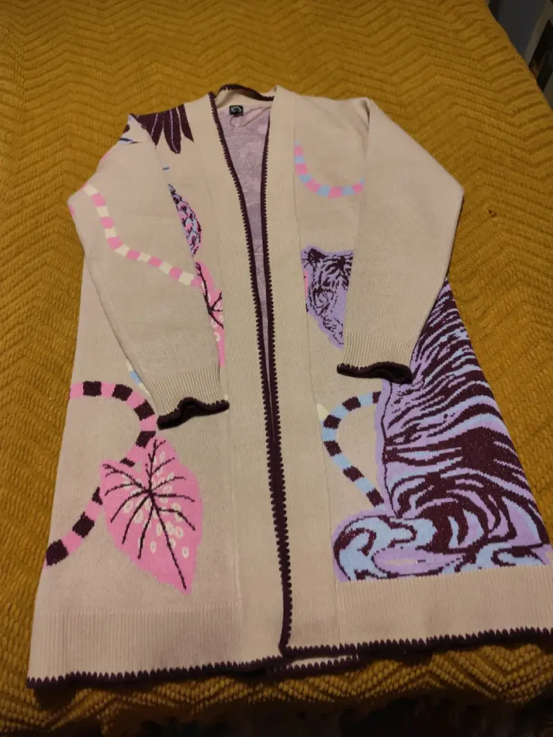 Cardigan beige con diseño de tigre y hojas
