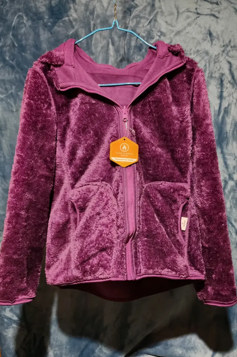 Chaqueta de felpa morada con capucha