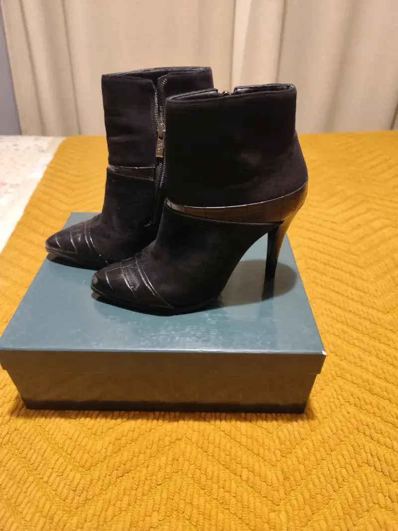 Botines de tacón alto negros con cierre lateral