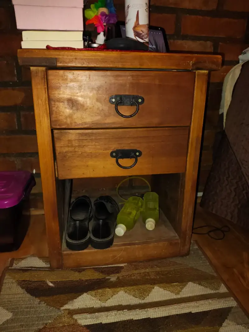 Velador de madera maciza con cajones rústico