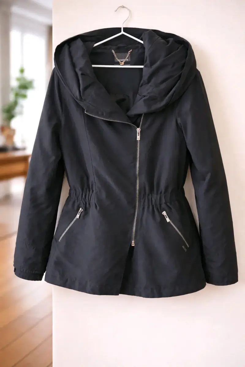 Chaqueta negra con capucha para mujer - 1