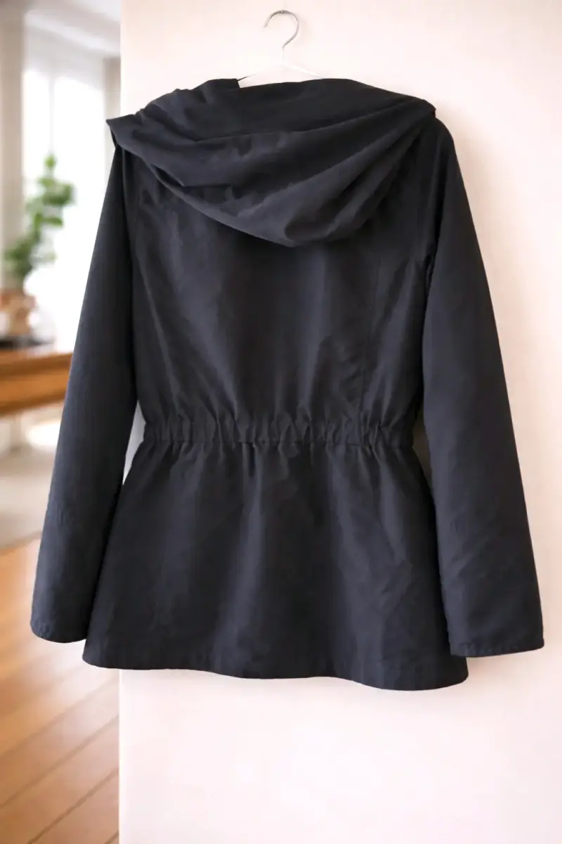 Chaqueta negra con capucha para mujer - 2