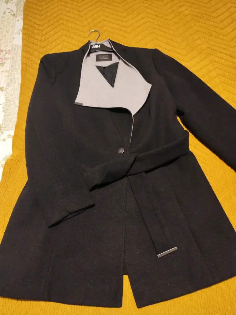 Abrigo negro con diseño moderno para mujer
