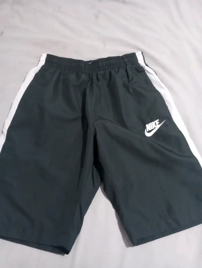 Shorts deportivos Nike negros con franjas blancas