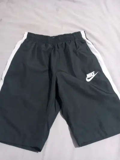 Shorts deportivos Nike negros con franjas blancas - miniatura 1