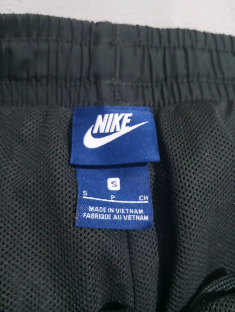Shorts deportivos Nike negros con franjas blancas - 2
