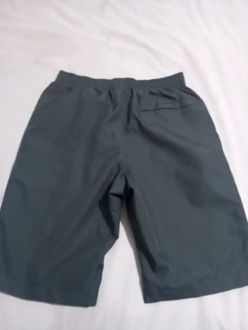 Shorts deportivos Nike negros con franjas blancas - 3