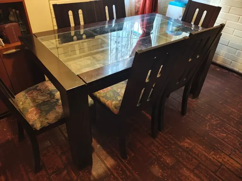 Comedor de madera con 6 sillas - 1