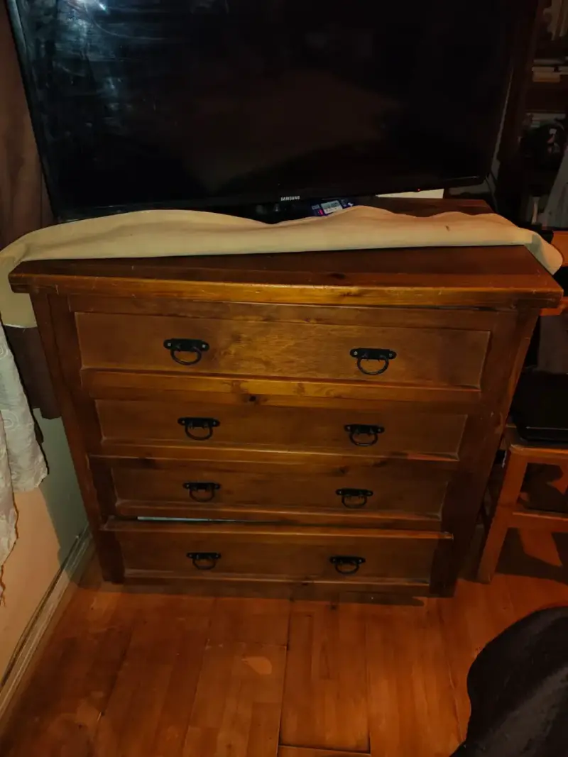 Cómoda de madera maciza con cajones amplios