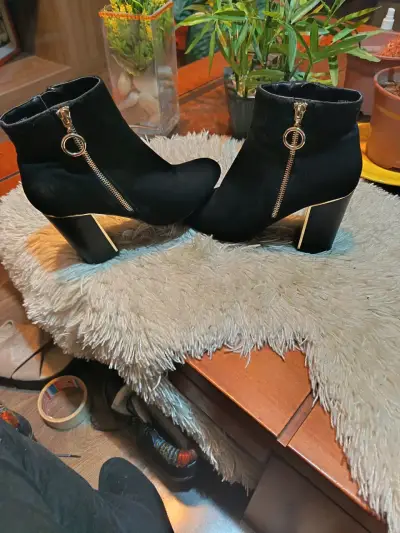 Botines de tacón alto negros con cierre dorado - miniatura 2