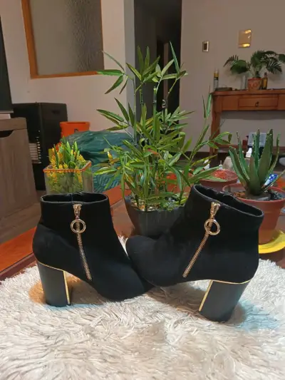 Botines de tacón alto negros con cierre dorado - miniatura 3