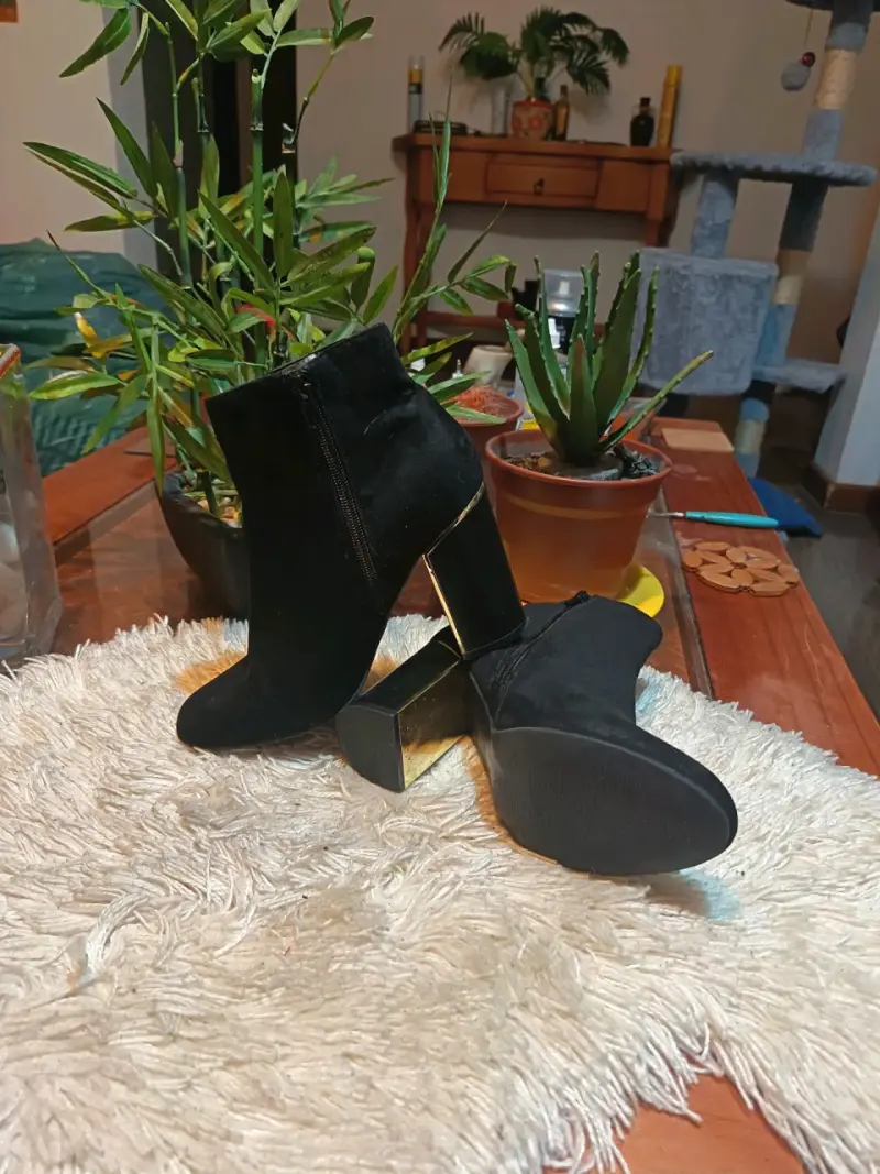 Botines de tacón alto negros con cierre dorado - 4